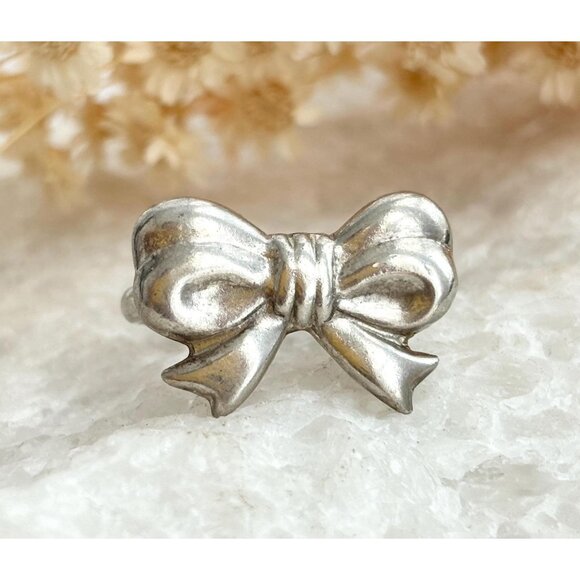 Bowtie | Bow Shaped Silver Toned Straight Shank Classic Vintage Ring - sz 7.25 - Picture 1 of 10